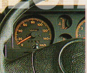 Katana: спидометр до 140 км/ч слева, малые указатели и частично видимый тахометр справа