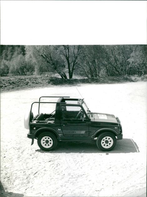 Suzuki SJ со снятым тентом: вид сбоку сверху, полоса SUZUKI и наружный каркас
