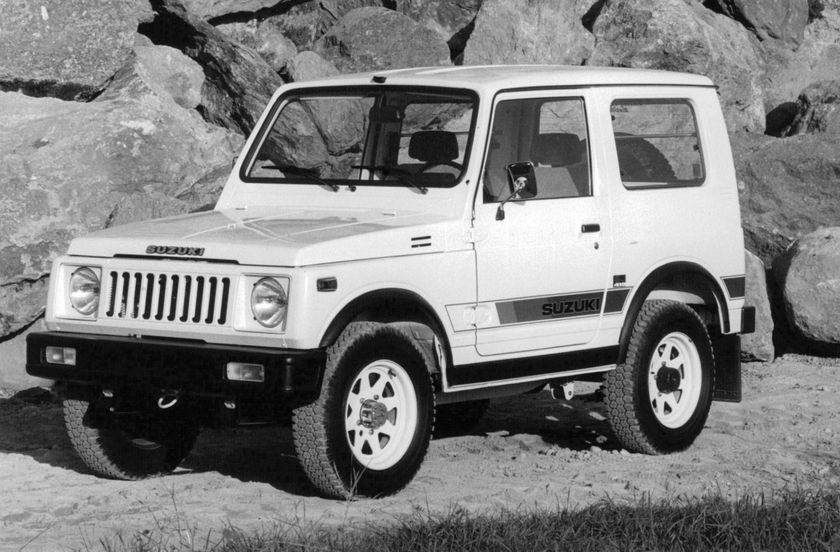 Suzuki SJ410: низкая жёсткая крыша, боковое стекло и полоса SUZUKI