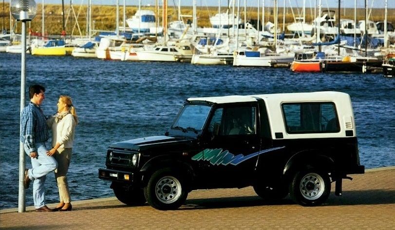 Samurai LWB Resin Top 1990–95: тёмный кузов, белый пластиковый верх, декаль «клякса»