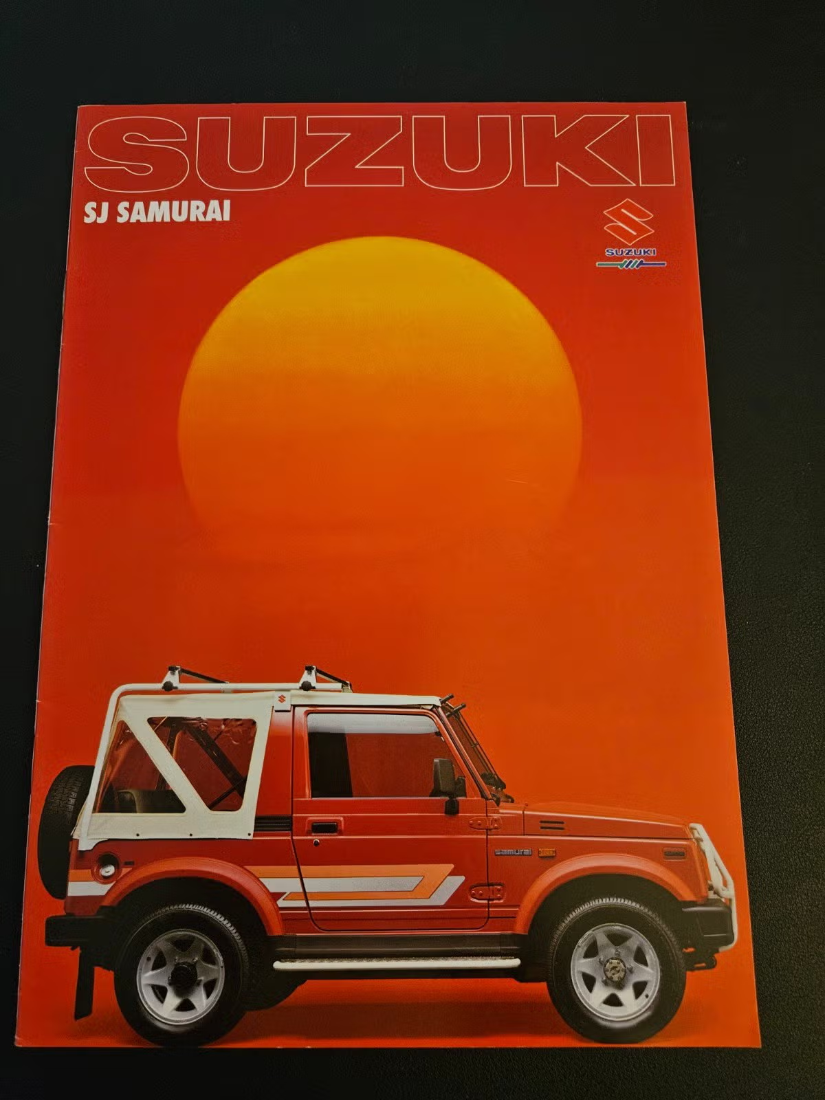 Обложка с красным Cabrio и багажным каркасом