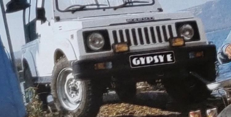 Gypsy E: две дополнительные жёлтые прямоугольные фары над бампером перед вертикальной решёткой