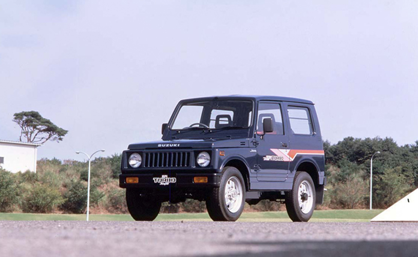 Jimny JA71 Van Deluxe — красно-белая полоса