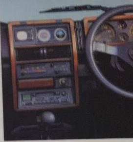 Sierra JB31: альтиметр и инклинометр справа от отдельного левого прибора над центральными дефлекторами
