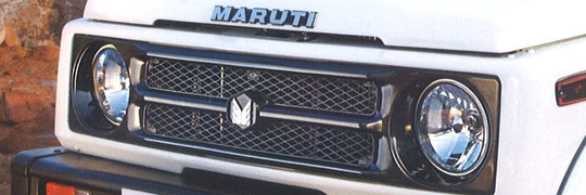 Эмблема Maruti на центральной перемычке решётки Gypsy