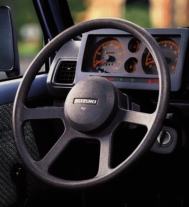 Прямоугольная SUZUKI: трёхспицевый руль Samurai целиком