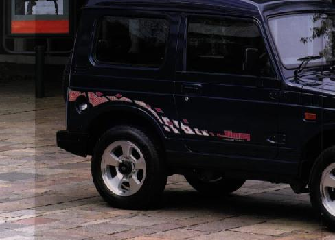 JA22 тип 1 (1995): «шахматная» полоса за задней аркой с надписью Jimny