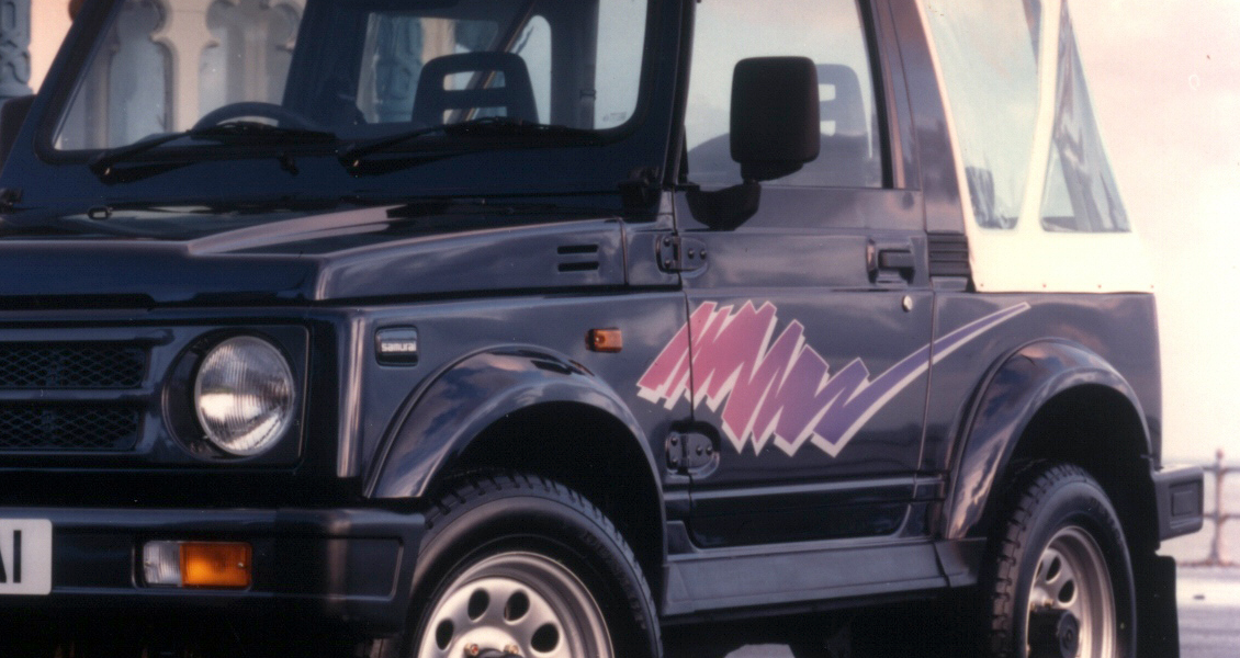 Samurai 4×4 Canvas Top (Великобритания): розовая «клякса» на тёмно-синем кузове