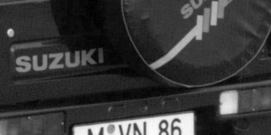 Закрытый Samurai: надпись SUZUKI на задней двери