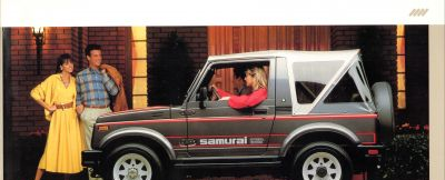 Samurai S 1987: красные и светлые тонкие полосы на сером борту