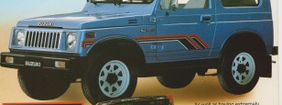 SJ410V JL (Великобритания, ~1986): те же косые штрихи — чёрные с красной окантовкой на синем