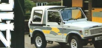 SJ410 Sport Hard Top: серая полоса с жёлтыми шевронами