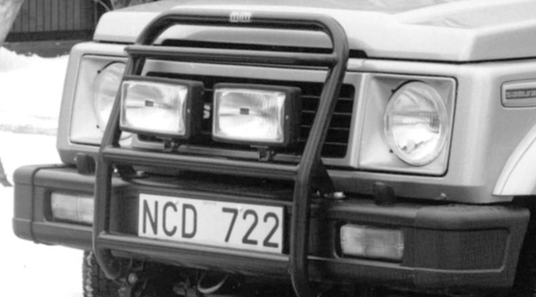 Samurai NCD 722: форсунки на бампере под основными фарами, рядом с защитной дугой
