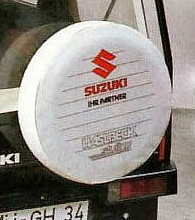 Белый чехол с красными S и SUZUKI, надписями IHR PARTNER и HASLBECK