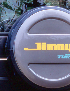 Формованный Jimny TURBO с двумя рельефными выемками