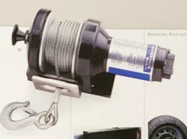 Medium-Duty Winch: отдельная лебёдка с намотанным тросом и крюком, позиция 32
