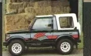 SJ410 Sport Hard Top: красный кузов, светлый хардтоп и полосы