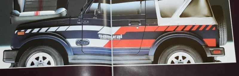 Декаль экспортного Special Edition: красно-серебристые полосы; низ автомобиля ограничен иллюстрацией проспекта